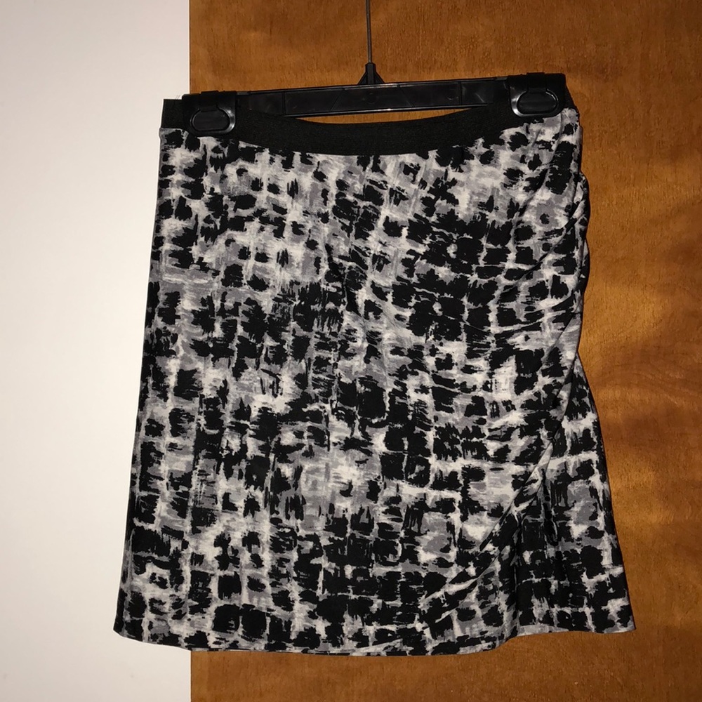 BCBG BLACK GRAY AND WHITE ELASTIC WAIST SKIRT